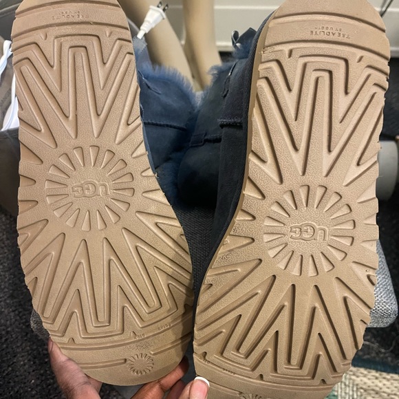 Practically new uggs (worn 2 times )💙 - Picture 4 of 4